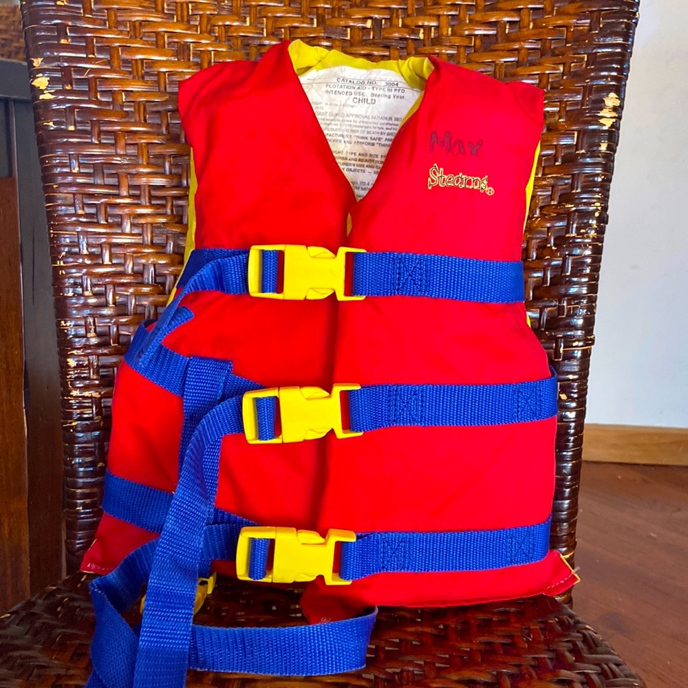 YOUNG KIDS YELLOW & RED LIFE VEST BY STEARN’S~FOR KID’S WEIGHING 30-50 LBS.